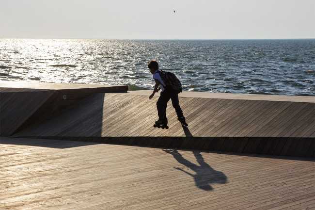 Spazio urbano in legno con pista ciclopedonale